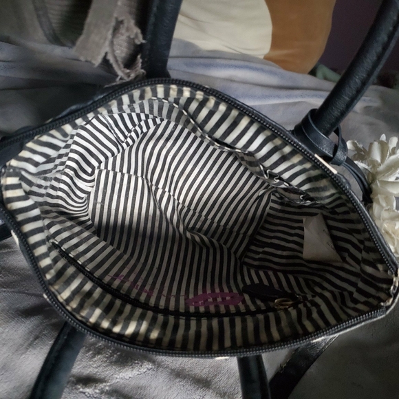 Adorable tiny Betsey Johnson purse! - Picture 2 of 4